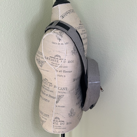 NWOT Sling Shoulder Backpack with USB Charging Port - Picture 3 of 10